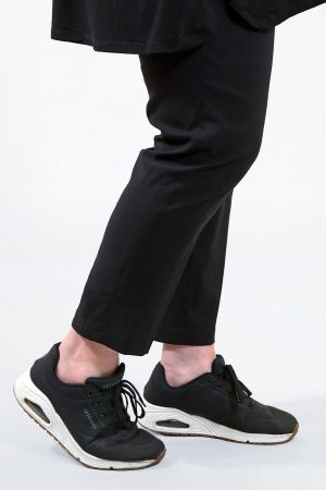 The model in this photo is wearing black Robell Bella pocket crop trousers