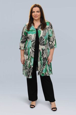 The model in this photo is wearing an elegant Orientique Papagayo pleated long shirt for curvy girls at Bakou London