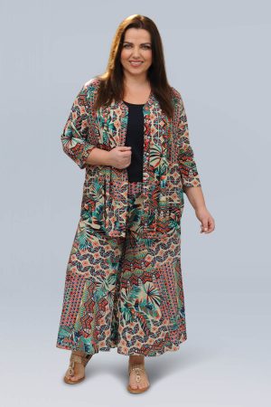 The model in this photo is wearing a funky Orientique Rio pleat shirt for curvy girls at Bakou