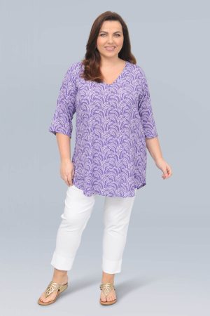 The model in this photo is wearing a mid length v neck tunic in purple paisley print in sizes for curvy girls at Bakou