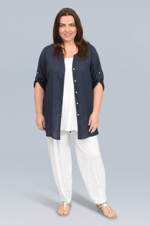 The model in this photo is wearing a long linen shirt by German plus size experts Doris Streich at Bakou London