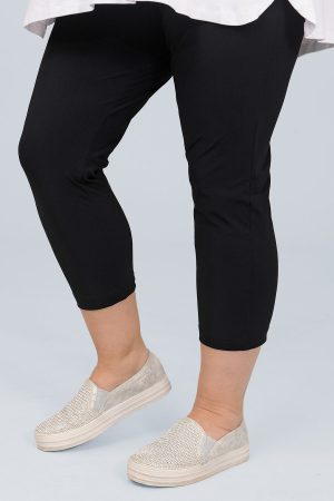 The model in this photo is wearing Doris Streich crop leggings from Bakou