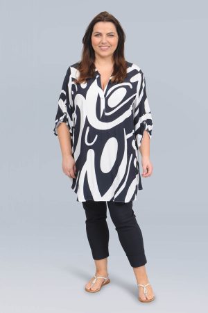 The model in this photo is wearing a Doris Streich swirl patterned shirt in plus sizes for curvy girls at Bakou London