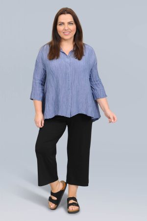 The model in this photo is wearing a luxurious Grizas silk and linen shirt in plus sizes at Bakou London