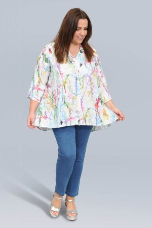 The model in this photo is wearing a funky paintsplash patterned linen shirt by luxury brand Grizas in plus sizes at Bakou London