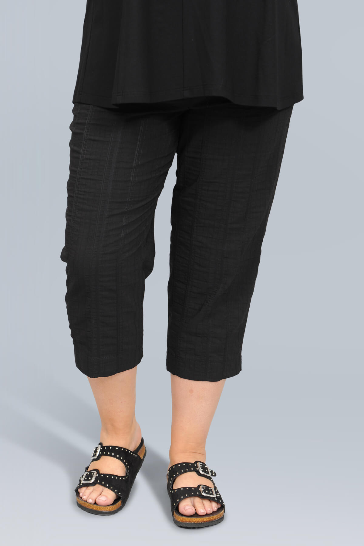 K J Brand Wash & Go capri pants - black