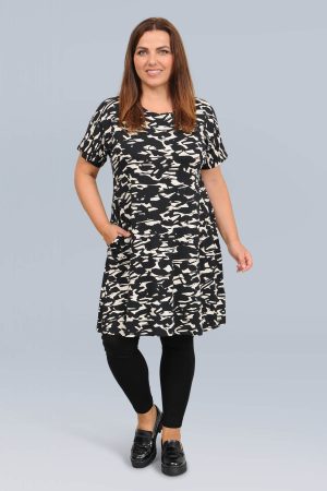The model in this photo is wearing a jersey Gertie tunic but Masai clothing at Bakou London