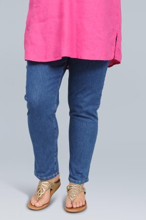 The model in this photo is wearing Mona Lisa narrow jeans in plus sizes at Bakou London