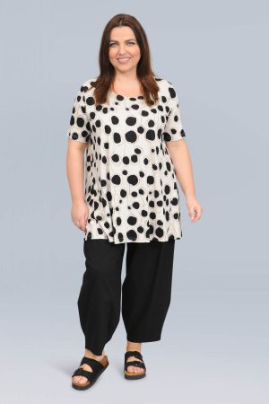 The model in this photo is wearing a funky abstract circle short sleeved top by Danish plus size experts Noen at Bakou London
