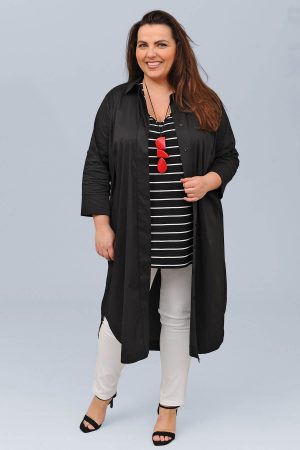 The model in this photo is wearing a Noen long stretch shirt in plus sizes at Bakou London