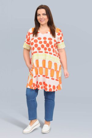 The model in this photo is wearing a funky Noen long t-shirt top in plus sizes at Bakou London