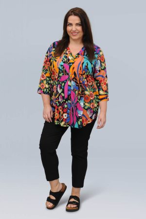 The model in this photo is wearing a striking Orientique Copacabana shirt for plus size ladies at Bakou London