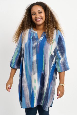 The model in this photo is wearing a gorgeous Bloom tunic from Danish plus size specialists, Pont Neuf, from Bakou London