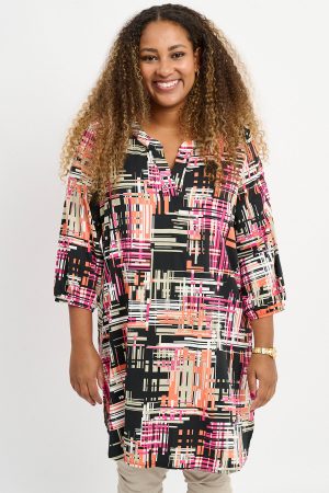 The model in this photo is wearing a striking Bloom tunic from plus size Danish specialists, Pont Neuf at Bakou