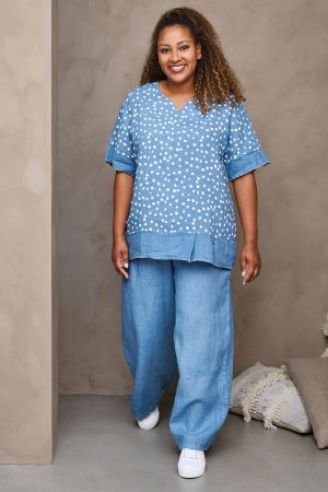 The model in this photo is wearing a Pont Neuf Hadil linen top in plus sizes at Bakou London
