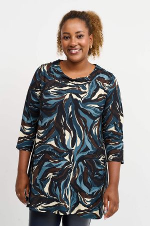 The model in this photo is wearing a Pont Neuf Jola Tea A-line jersey tunic for curvy girls at Bakou London