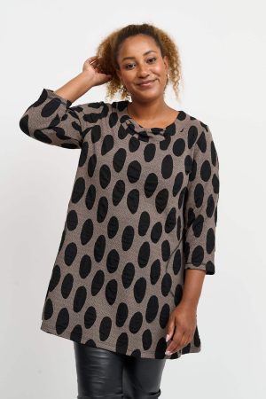 The model in this image is wearing a popular Jola Tea tunic from Danish plus size experts Pont Neuf at Bakou London