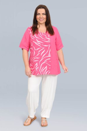 The model in this photo is wearing a linen short sleeved top by Danish plus size specialists Pont Neuf at Bakou London