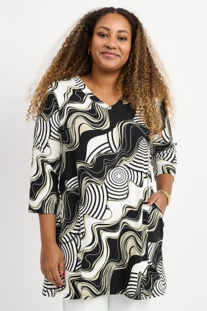 The model in this ohoto is wearing a plus size Pont Neuf Melina tunic from Bakou London