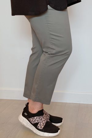 The model in this photo is wearing Robell Bella cotton demin stretch crops in khaki