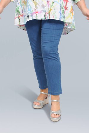 The model in this photo is wearing Robell Bella super soft denim crops from Bakou