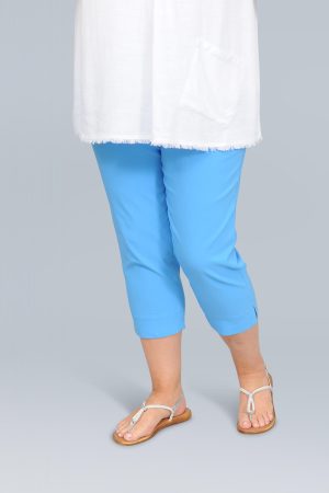 The model in this photo is wearing cute capris or pedal pushers from Robell at Bakou London