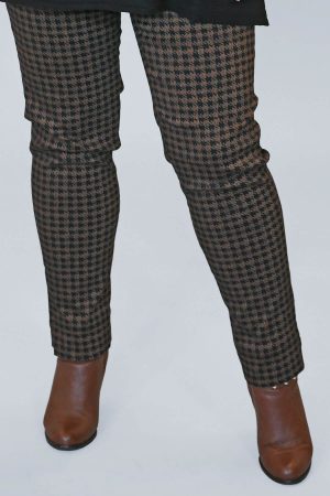 The model in this photo is wearing Robell Rose dogtooth trousers in black and bronze