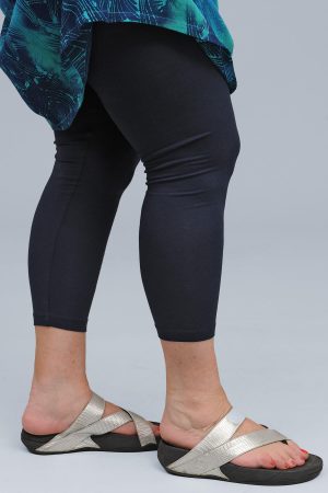 The model in this photo is wearing Via Appia cropped leggings in navy