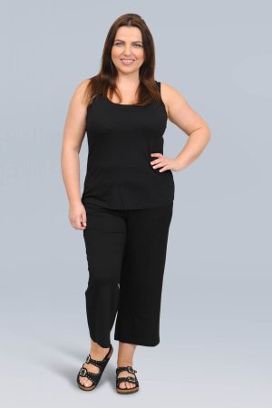 The model in this photo is wearing a Via Appia Due black jersey vest with matching crop trousers in plus sizes at Bakou London
