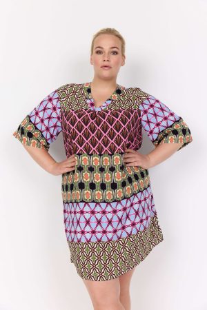 The model in this photo is wearing a Wasabi Concept Melika 3 long tunic or dress in plus sizes at Bakou London